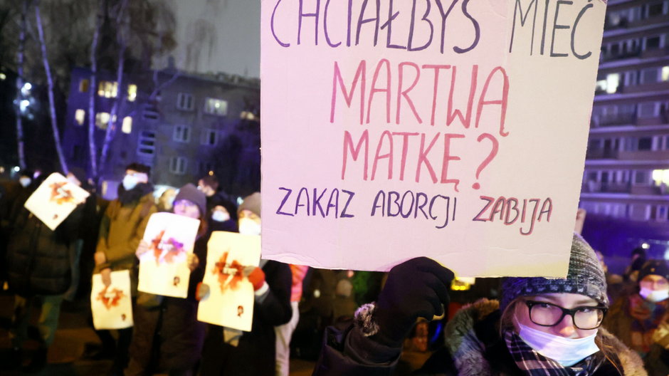 Protest przed Sejmem przeciwko całkowitemu zakazowi aborcji