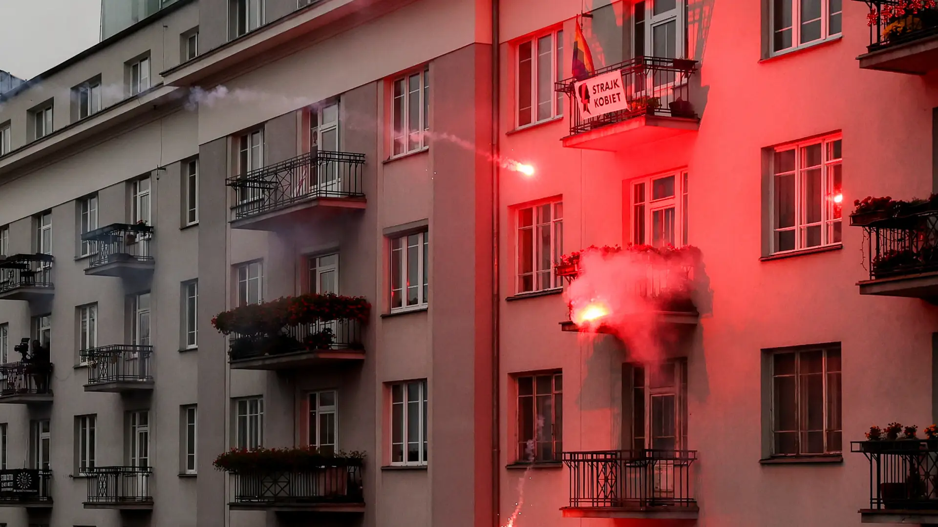 Race na balkony lecą podczas każdego Marszu Niepodległości, zapytałam Policję, czy coś z tym zrobi