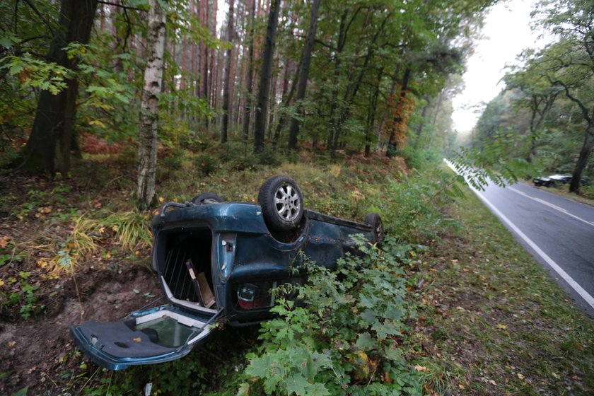 Wracała z małymi dziećmi od lekarza. Dachowała w rowie