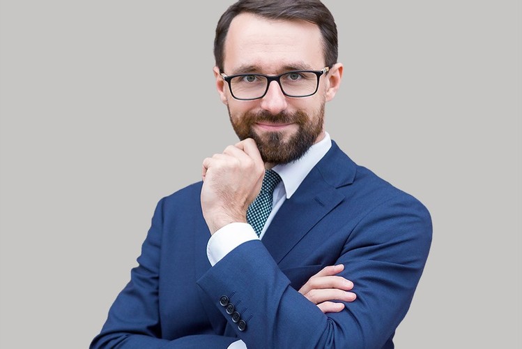 <strong>Paweł Matyja</strong>
<br></br>
Ma 30 lat, jest adwokatem z własną Kancelarią Adwokacką Adwokat Paweł Matyja.
<br></br>
Jednocześnie studiował na trzech kierunkach: jest magistrem prawa na Uniwersytecie Śląskim w Katowicach, magistrem zarządzania na Uniwersytecie Ekonomicznym w Katowicach oraz absolwentem dziennikarstwie i komunikacji społecznej w Wyższej Szkole Umiejętności Społecznych w Poznaniu.