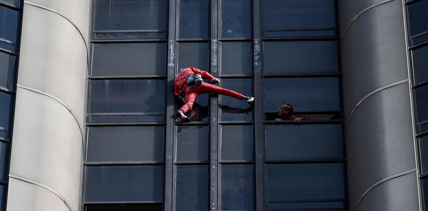 "Spider-Man" Alain Robert wspina się na 210-metrowy wieżowiec [ZDJĘCIA]