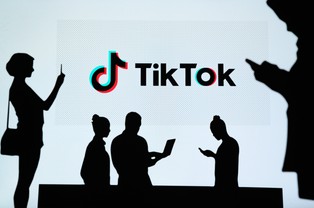 Jak TikTok zmienił pokolenie Z? Od "aplikacji tańczących nastolatek" do narzędzia, które wpływa na życie