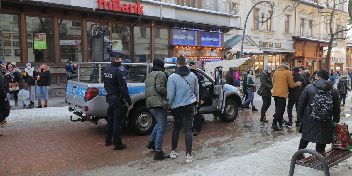 W ostatni weekend w polskich górach znów można było spotkać tłumy turystów.  Eksperci z Polskiego Instytutu Ekonomicznego przeanalizowali, jak z pomocą nauk behawioralnych można kontrolować epidemię, bez kosztownych społecznie i gospodarczo ruchów.