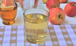 Czy picie octu jabłkowego ma skutki uboczne? Dietetyczka wyjaśnia