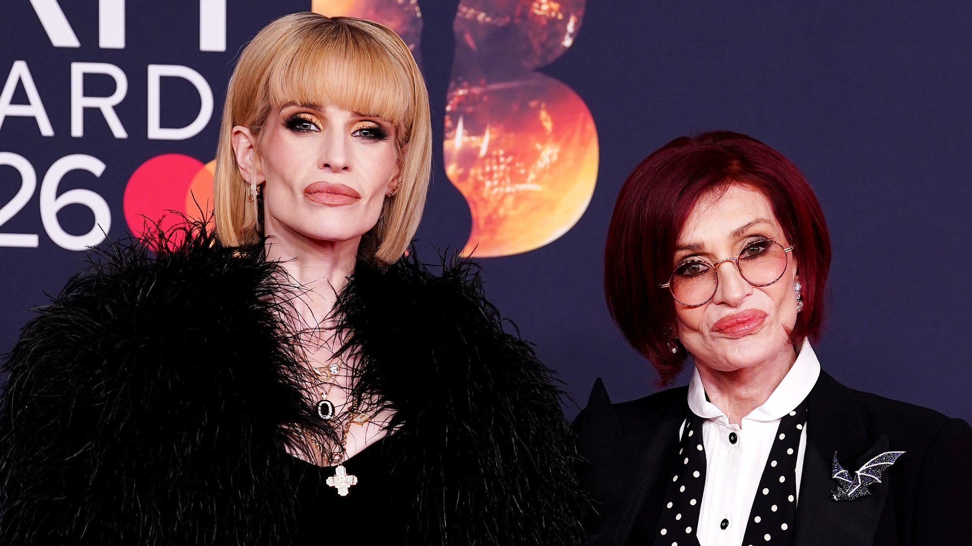 Kelly Osbourne a Sharon Osbourne na Brit Awards 28. februára 2026.
