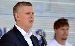 Siemoniak drwi z Macierewicza: Największy lustrator III RP ma przez wiele lat wokół siebie agenta SB