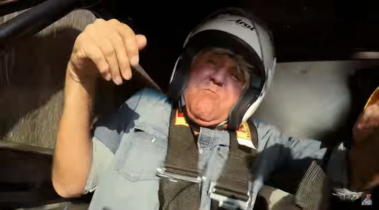 Belső kamera is rögzítette a bukfencezést / Fotó: Jay Leno's Garage - YouTube