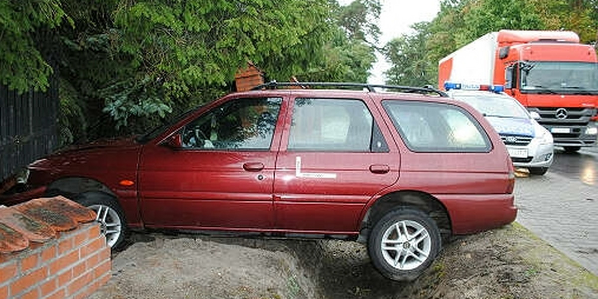 Pijany wbił auto w ogrodzenie. Wiózł troje dzieci!