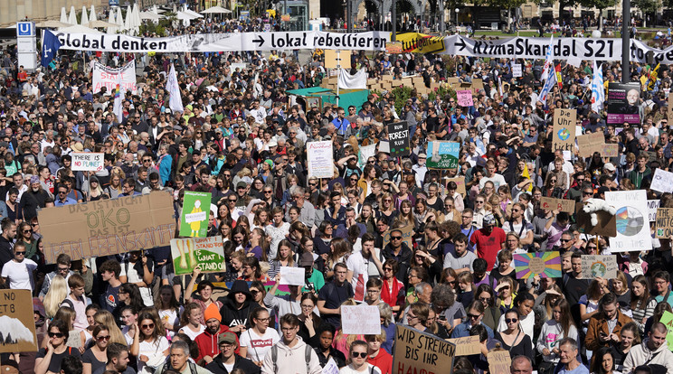 Stuttgartban tízezrek gyűltek össze  / Fotó : MTI EPA