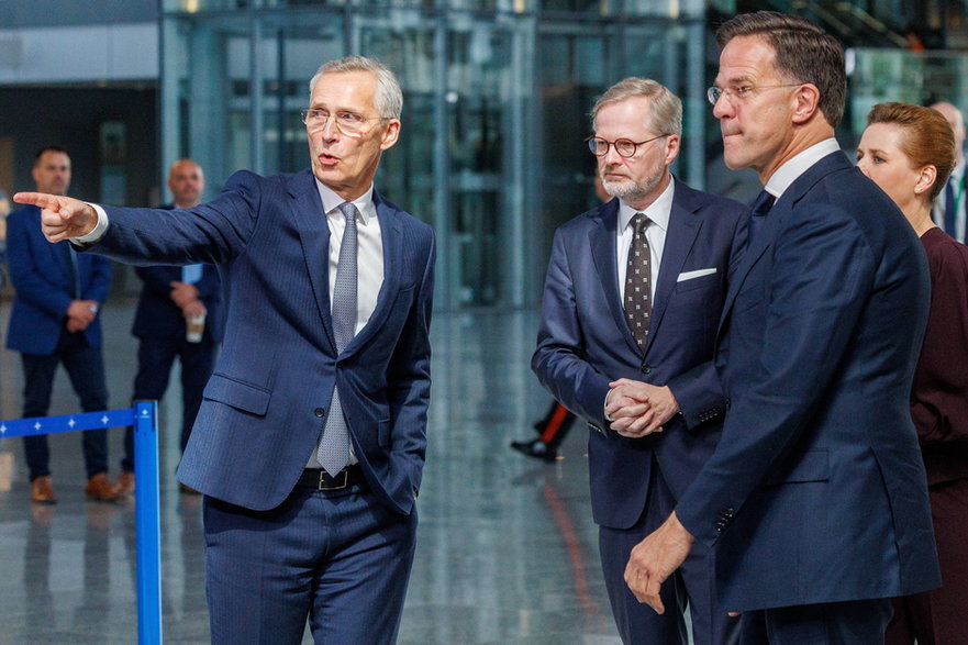 Sekretarz generalny NATO Jens Stoltenberg, premier Czech Petr Fiala i premier Holandii Mark Rutte. Bruksela, 17 kwietnia br.