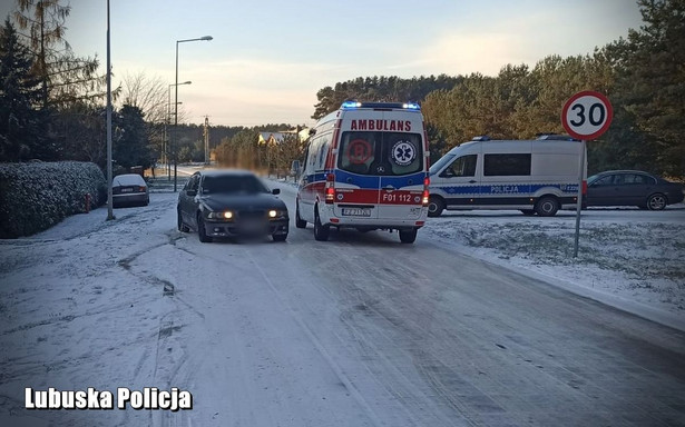 Niedawno "latał bokiem" po rondzie, teraz potrącił pieszą