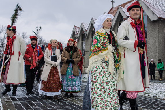 Aktorzy Teatru Złoty Róg prowadzą korowód weselny w Bronowicach
