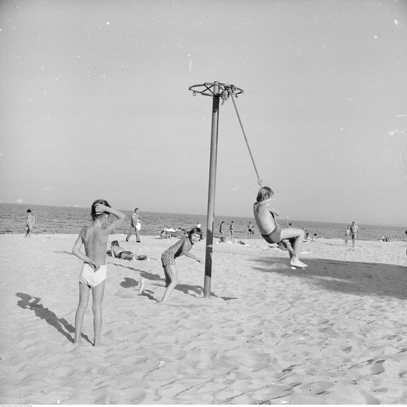 Chłopcy podczas zabawy na plaży