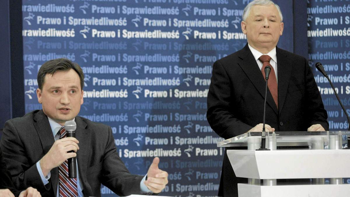 - Przed lub podczas następnego posiedzenia Sejmu (26-28 września) klub PO ma podjąć decyzję, czy złożone zostaną wnioski o Trybunał Stanu dla Zbigniewa Ziobry i Jarosława Kaczyńskiego - powiedział szef klubu PO Rafał Grupiński.