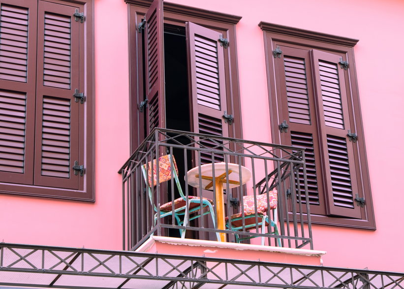 Meble na mały balkon — stolik na jednej nodze