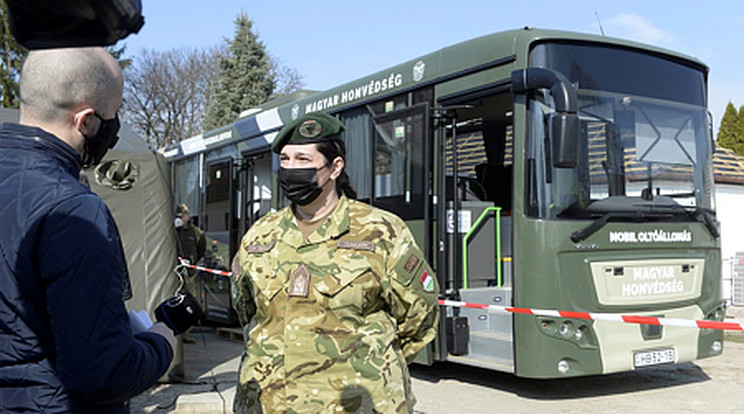 Honvédségi oltóbuszok segítik az oltást a kistelepüléseken/ Fotó:MTI/Kovács Attila