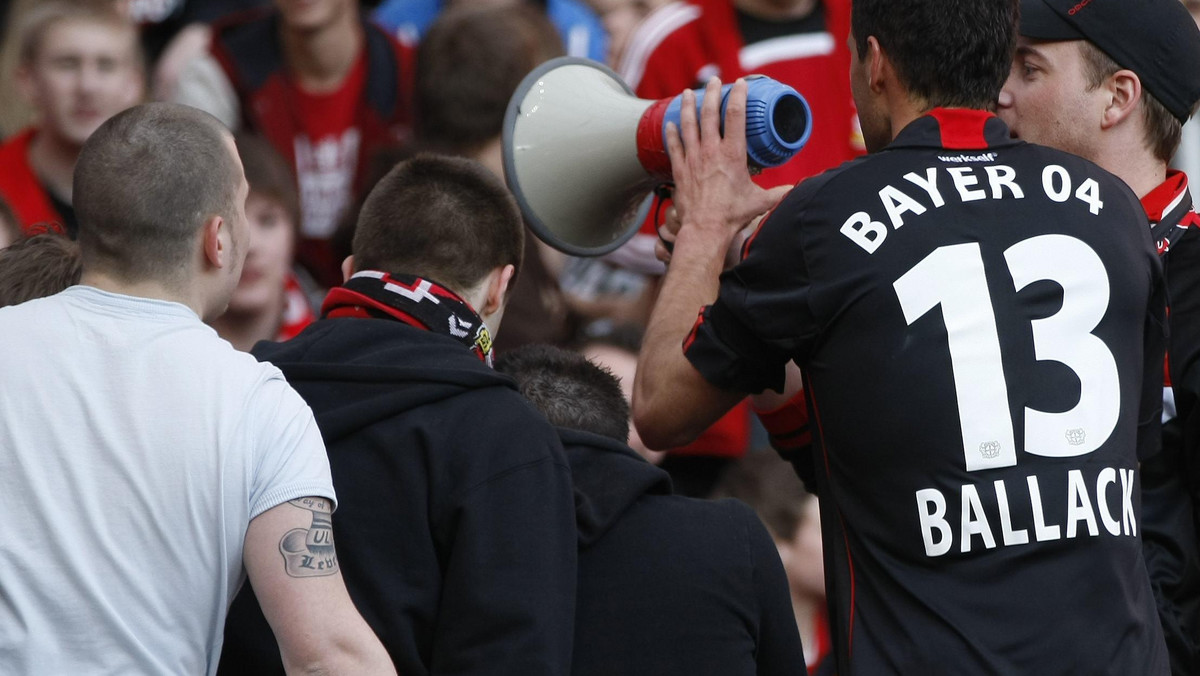 Michael Ballack przeprosił kibiców FC Koeln za swoje karygodne zachowanie. Niemiec wywołał prawdziwy skandal po meczu Bayeru Leverkusen z Schalke 04 Gelsenkirchen, skandując obraźliwe słowa pod adresem FC Koeln. W drużynie z Kolonii występuje dwóch Polaków - Adam Matuszczyk i Sławomir Peszko.