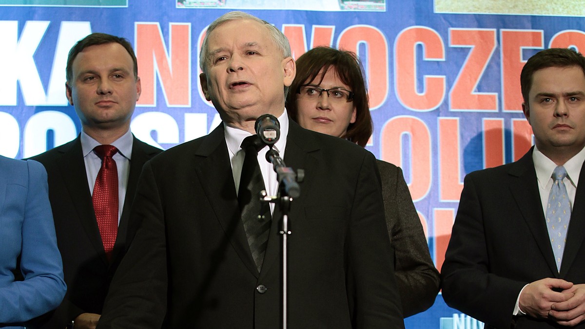 Jarosław Kaczyński przedstawił 200-punktową listę zawodów, do których dostęp powinien zostać otwarty i to radykalnie. Tymczasem sztandarowe przykłady - przewodnik turystyczny i pilot wycieczek (numery 30 i 20 w "pakiecie Kaczyńskiego") - znalazły obrońców w szeregach Prawa i Sprawiedliwości. Według trzech z nich otwarcie zawodów turystycznych spowoduje "drastyczny spadek jakości świadczonych usług", a Polska naje się wstydu przed obcokrajowcami.