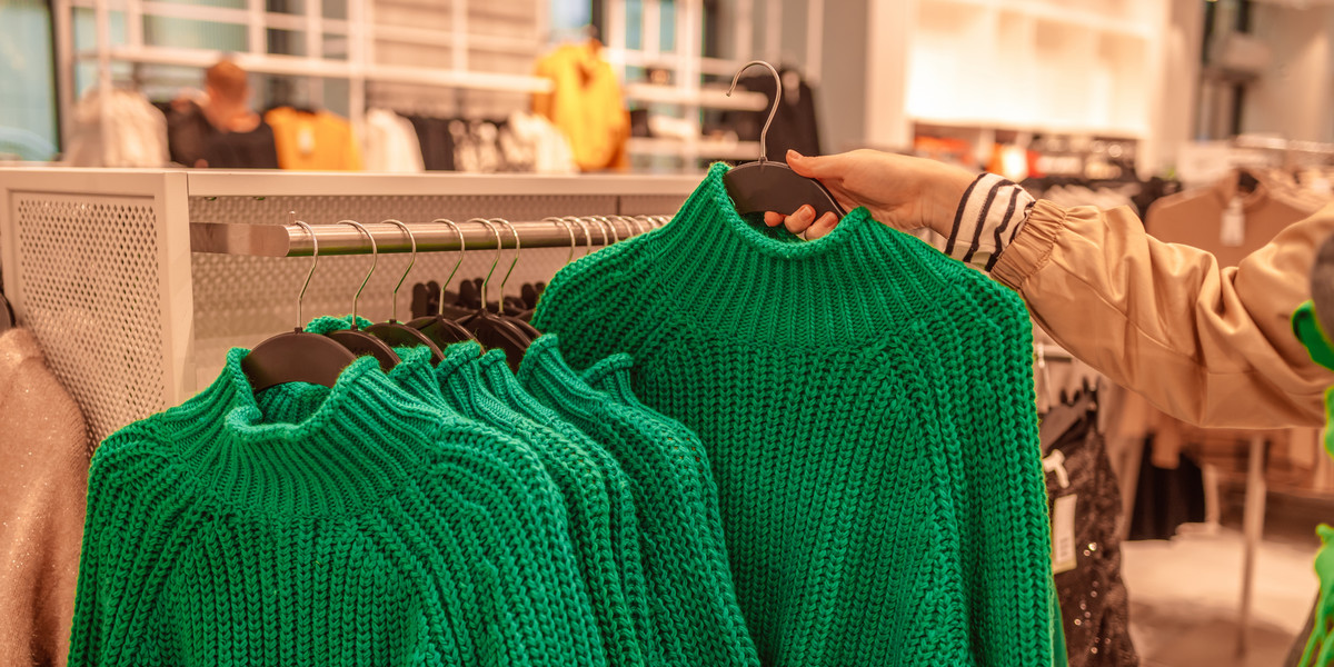 Na sklepowych wieszakach wisi już jesienno-zimowa kolekcja ubrań. 
