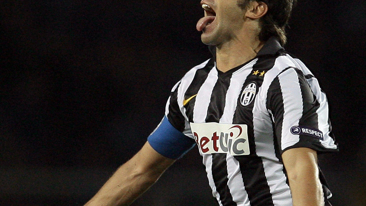 Alessandro Del Piero rozstał się z Juventusem Turyn i nie ukrywa, że chciałby teraz występować na boiskach Major League Soccer. Oferty zza Atlantyku nie nadchodzą, co chcą wykorzystać działacze klubu z Tajlandii. 37-latek otrzymał od nich lukratywną propozycję.