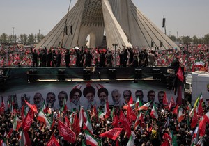 Veliki broj Iranaca je izašao na ulice Teherana da se oprosti od ubijenog vrhovnog vođe Alija Hamneija | Foto: Reuters