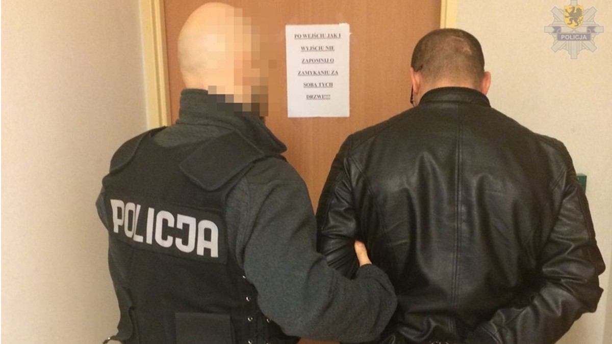 Blisko rok szukali go policjanci, a kiedy wreszcie namierzyli mieszkanie, w którym się ukrywał, mężczyzna schował się w szafce kuchennej. Tego rodzaju zabawa w chowanego z funkcjonariuszami nie skończyła się jednak dobrze dla przestępcy.