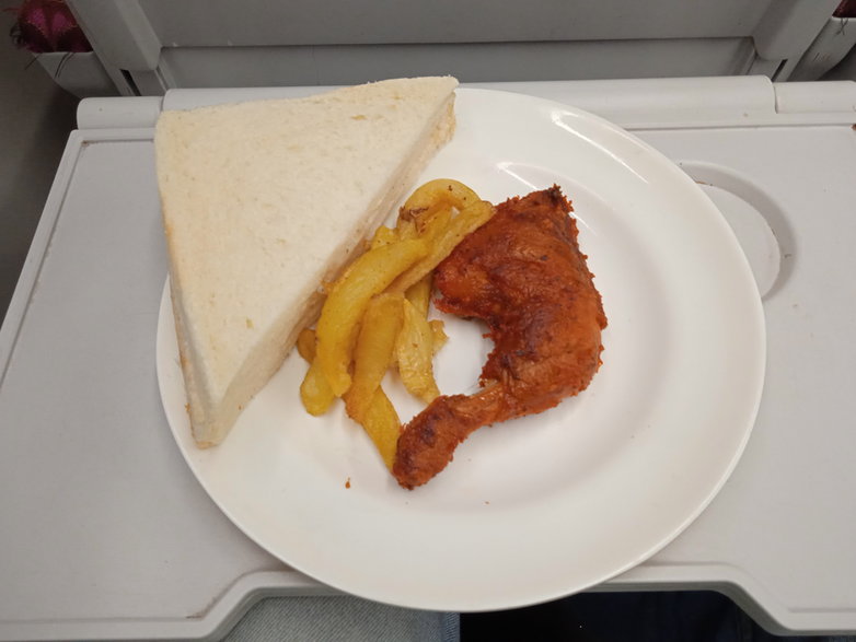 Kurczak z frytkami - takie proste danie serwowane jest na pokładzie pociągu Islamabad Express