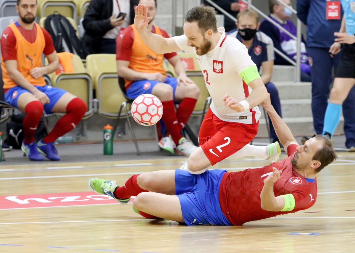 Piłkarz reprezentacji Polski Michał Kubik (góra) i Lukas Resetar (dół) z Czech podczas meczu eliminacyjnego mistrzostw Europy w futsalu, w hali "Stegu Arena"