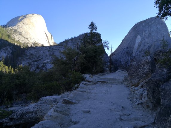 Na trasie, po lewej stronie Half Dome