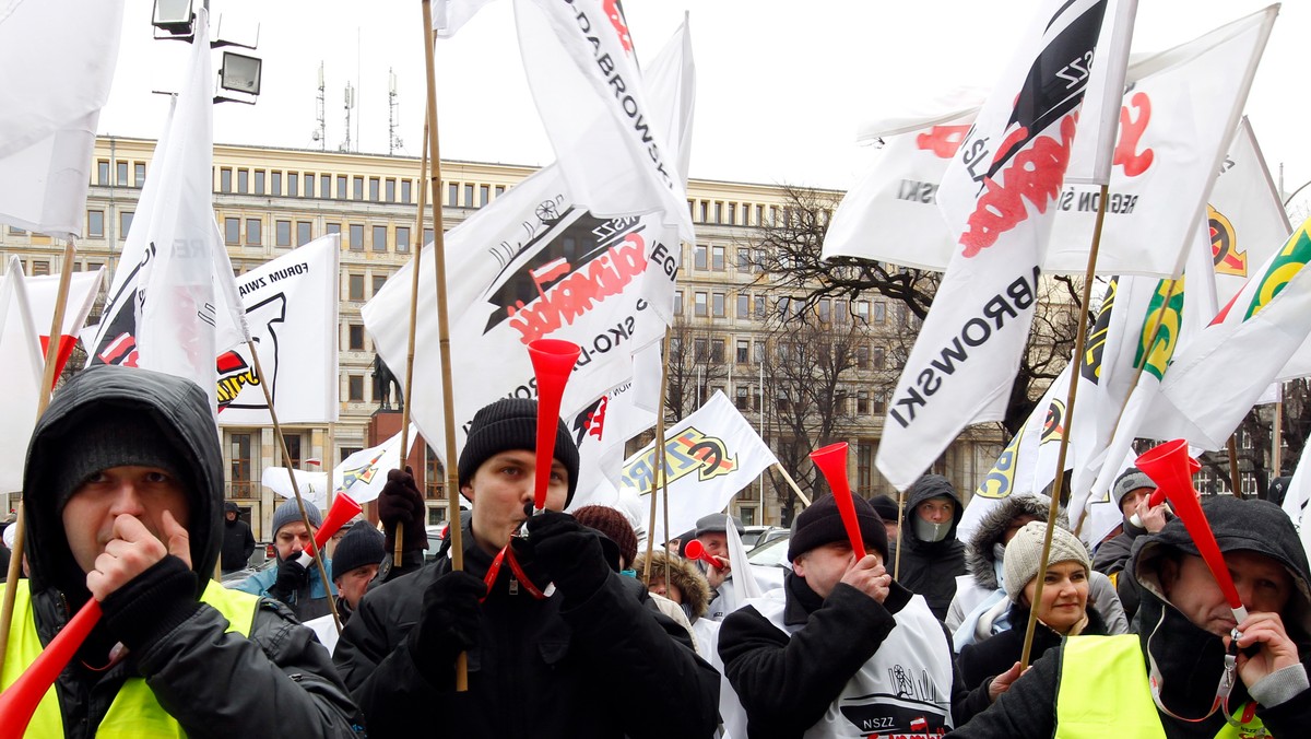 - Dziś wielki dzień dla polskiego ruchu związkowego, bo po raz pierwszy od ponad 30 lat na Śląsku odbywa się strajk generalny - powiedział w Gdańsku lider Solidarności Piotr Duda. Dodał, że jest to jednocześnie smutny dzień dla polskiej demokracji.