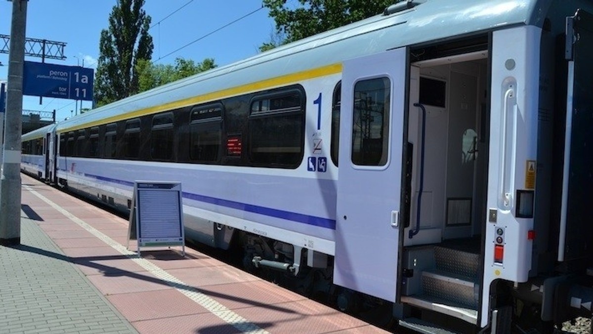 Sześć tysięcy dodatkowych miejsc w pociągach dziennie i mobilni informatorzy na dworcach - tak PKP Intercity przygotowuje się do świątecznego, listopadowego weekendu.