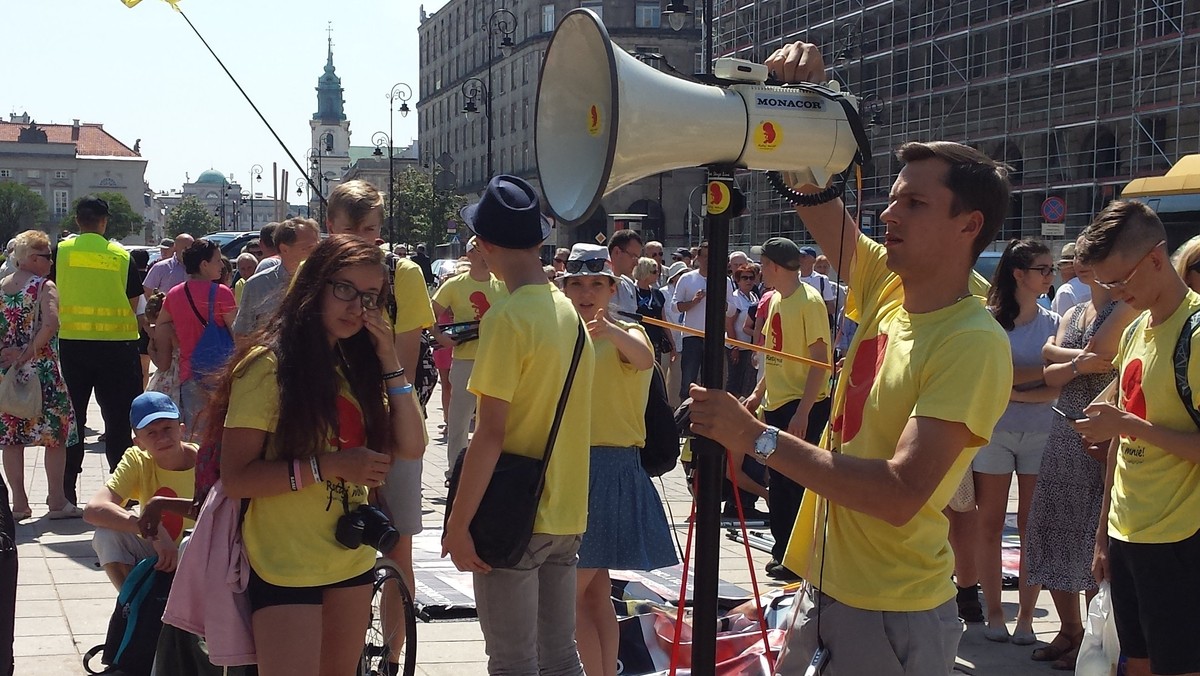 Tuż pod oknami Pałacu Prezydenckiego działacze antyaborcyjni zorganizowali dziś demonstrację, którą żegnają prezydenta Bronisława Komorowskiego. Przynieśli ok. 10 bannerów z szokującymi zdjęciami płodów, które zestawiono z podobizną urzędującej głowy państwa.