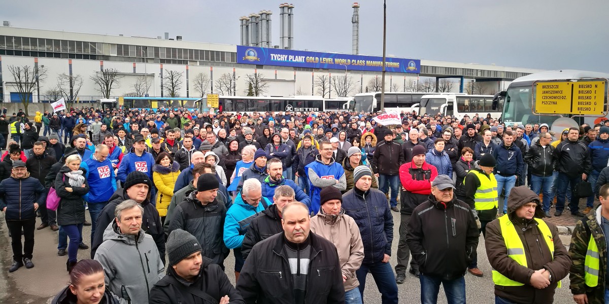 W czwartkowej półgodzinnej manifestacji pod zakładami Fiata wzięło udział kilkaset osób. Obok zaimprowizowanej na furgonetce sceny rozwinięto napis: "Stop niskim płacom. Nie chcemy być tanią siłą roboczą w Europie"