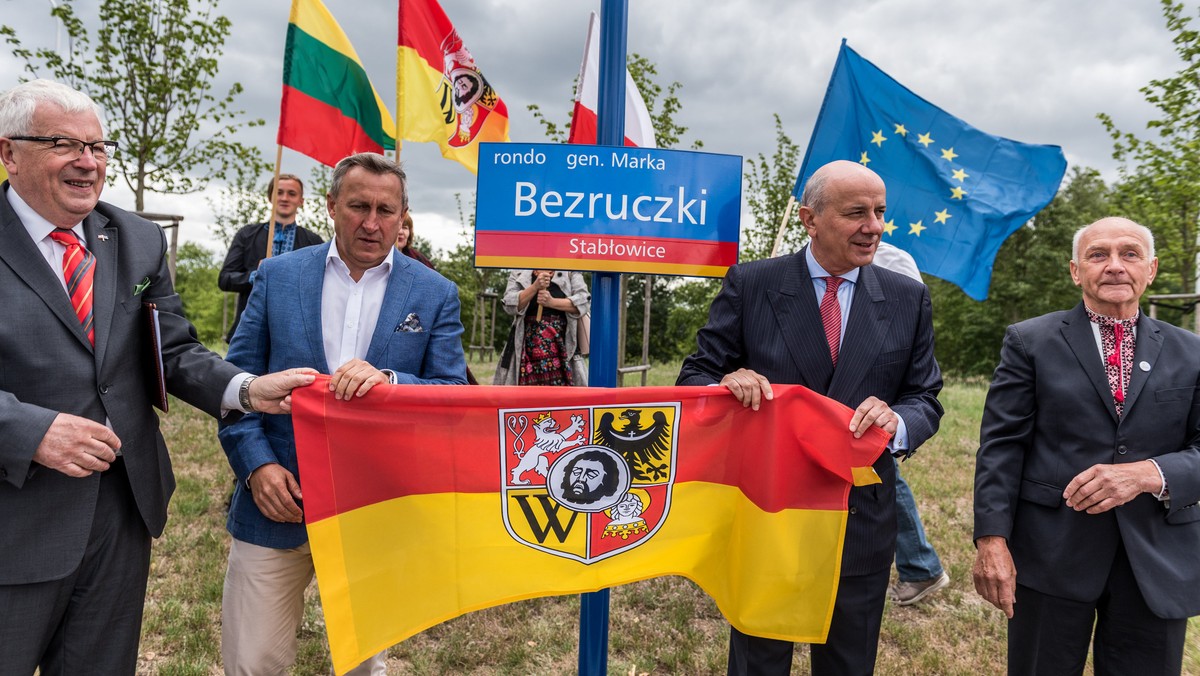 Rondo przy szpitalu na Stabłowicach będzie nazwane imieniem generała Marka Bezruczki. Dziś doszło do uroczystego odsłonięcia tabliczki z imieniem patrona.