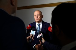 Sławomir Neumann przed sądem. W tle oszustwa w klinice okulistycznej