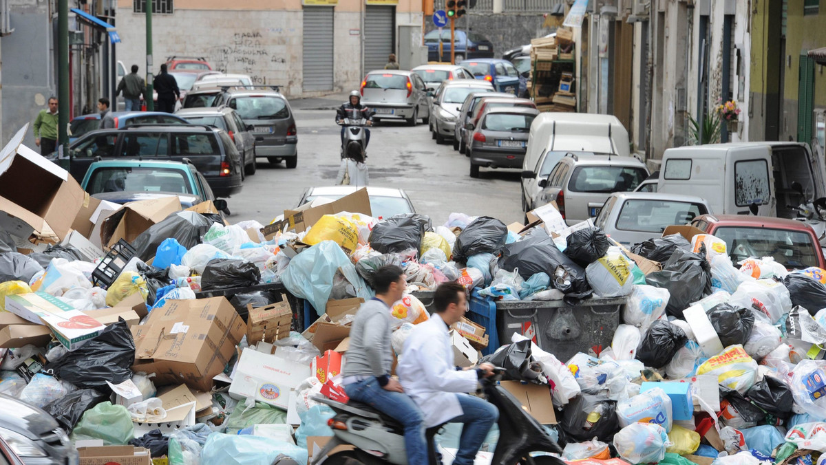 W zasypanym śmieciami Neapolu pogłębia się chaos; na ulicach leży 2200 ton nieuprzątniętych odpadków. Zdesperowani mieszkańcy peryferii organizują na obrzeżach miasta gwałtowne protesty przeciwko wywożeniu śmieci do ich miejscowości.