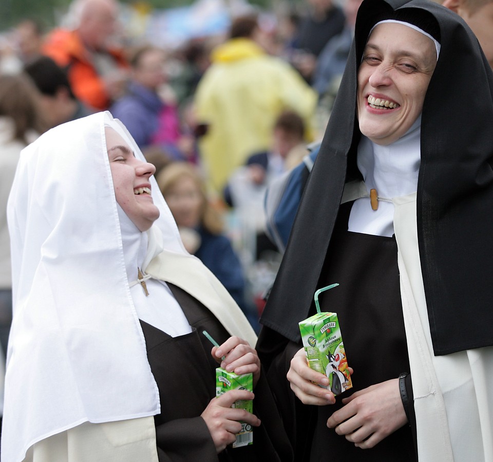 Siostry zakonne w trakcie pielgrzymki Benedykta XVI do Polski