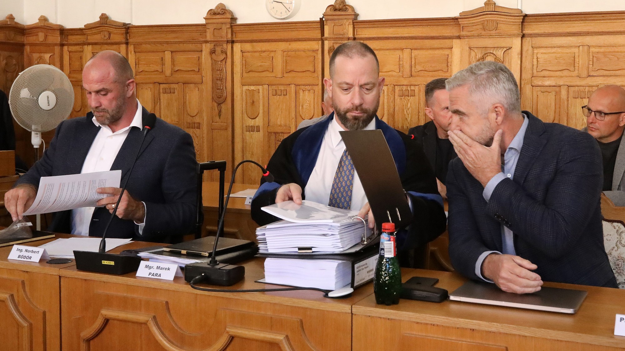 Obžalovaní Norbert Bödör (vľavo) a Tibor Gašpar (vpravo) s ich advokátom Marekom Parom.