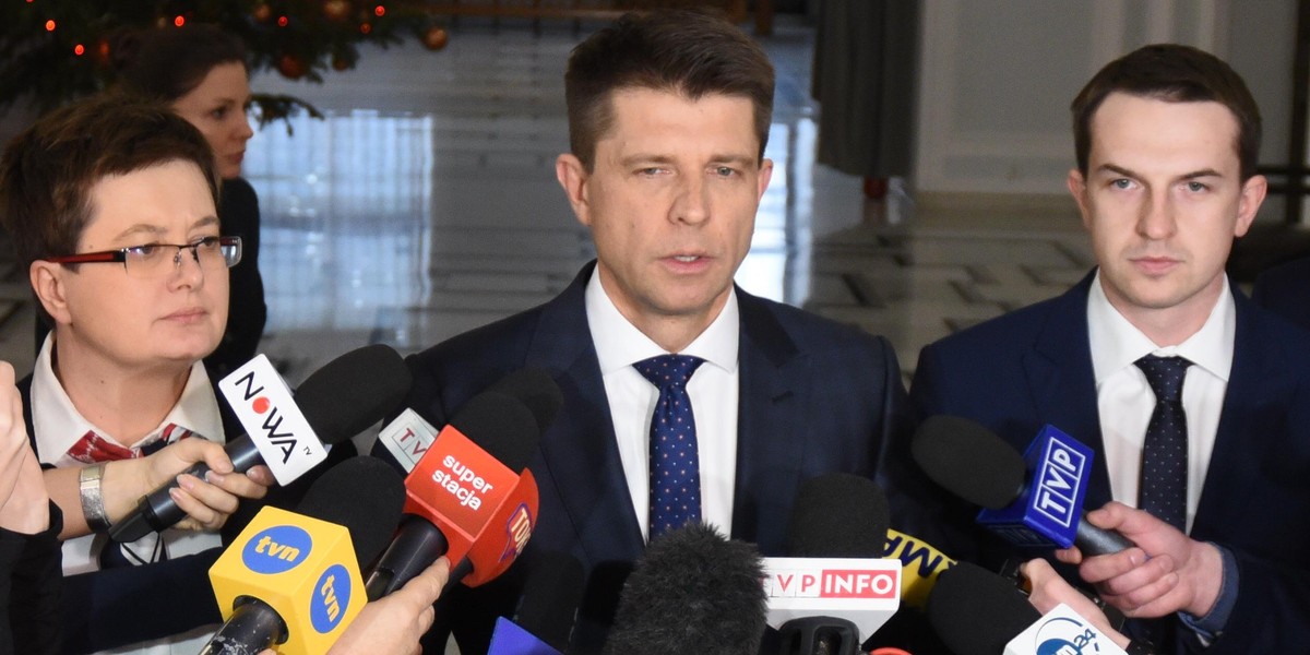 Petru tłumaczy się z wyjazdu z piękną posłanką