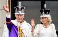 Az ott tényleg az Kamilla királyné ruháján, aminek tűnik?
