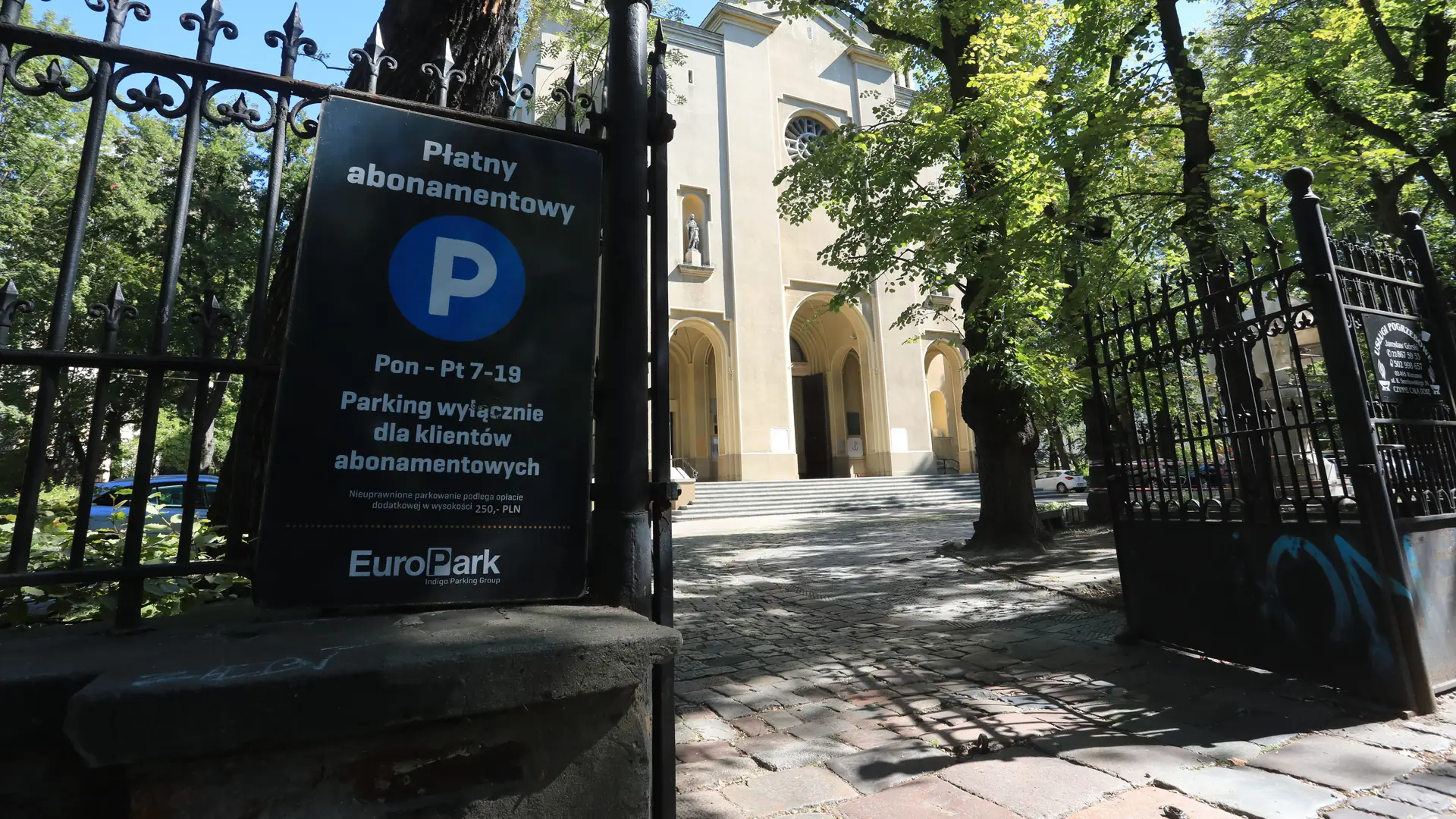 Ksiądz podnajął teren wpisany do rejestru zabytków jako parking. Abonament to 516 zł