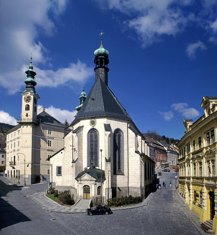 Ratusz w Bańskej Szczawnicy ze słynnym, chodzącym wstecz zegarem i kościół św. Katarzyny