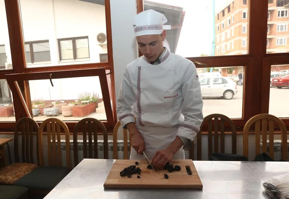 Dražen secka suve šljive za punjenje savijače