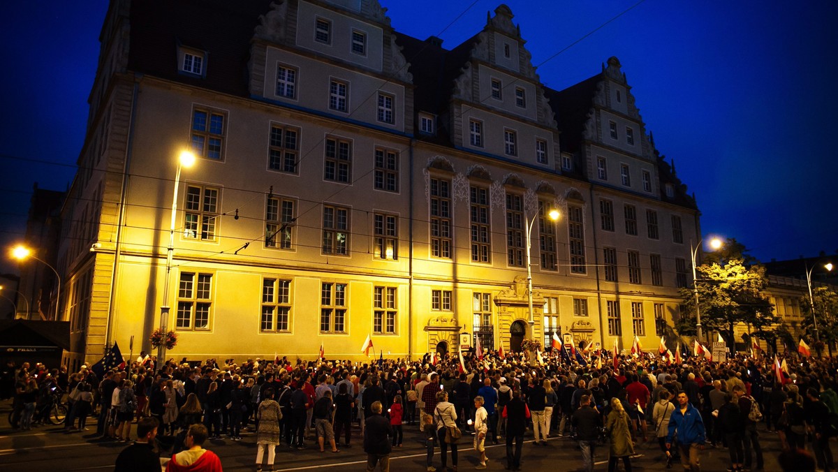 Dzisiejsze protesty współorganizuje kilka grup, między innymi Komitet Obrony Demokracji. Manifestacje mają być formą sprzeciwu przeciwko planowanym przez PiS zmianom w sądownictwie.