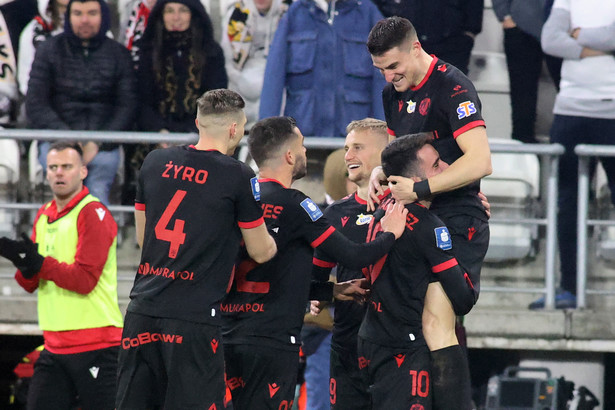 Zawodnicy Widzewa Łódź cieszą się z gola podczas meczu piłkarskiej Ekstraklasy ŁKS Łódź