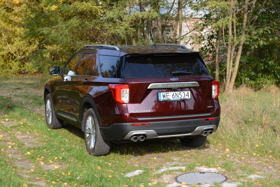 Ford Explorer 3.0 V6 Plug-in Hybrid to bardzo duży, ponad 5-metrowy SUV z obszernym wnętrzem dla siedmiu osób. I zostaje jeszcze trochę przestrzeni na bagaże.