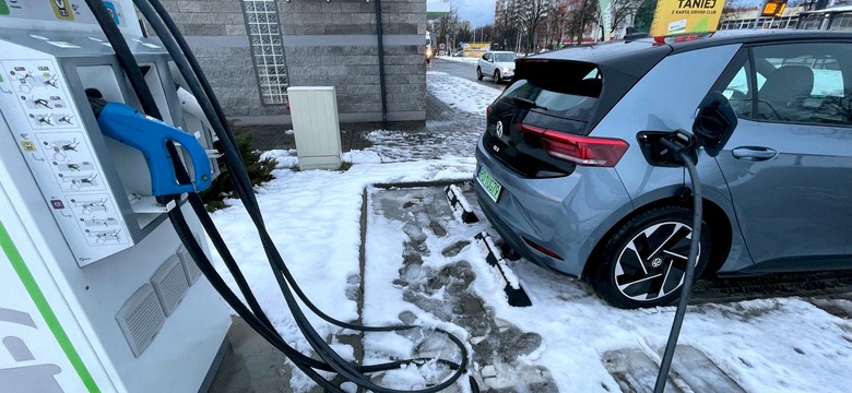 Samochody elektryczne zimą tracą zasięg. Niektóre modele nawet o 30 proc.