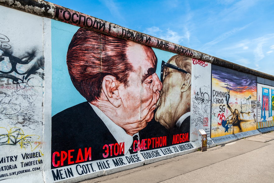 Berlin, "Braterski pocałunek" Breżniewa z Honeckerem na murze w East Side Gallery