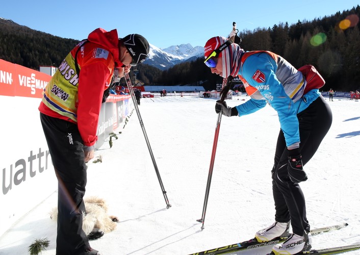 Justyna Kowalczyk (P) z trenerem Aleksandrem Wierietielnym (L) podczas zajęć w Val Mustair
