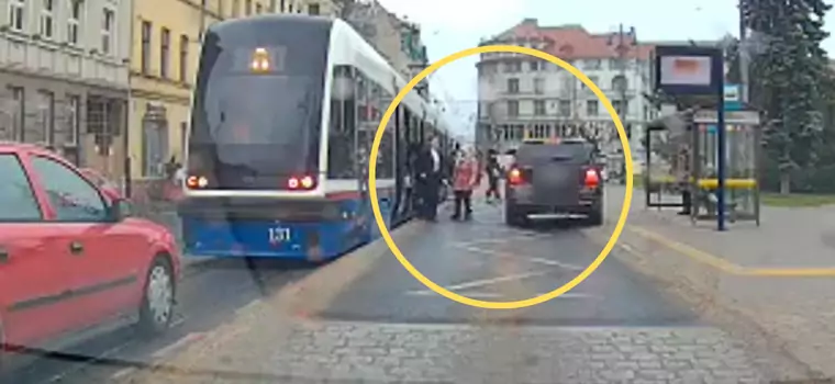 Nie zatrzymał się przed przystankiem wiedeńskim. Mijał pieszych jak tyczki [WIDEO]